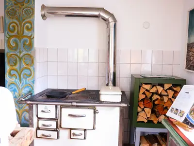 alter Kochherd, es gibt einen normalen Elektroherd in der Küche