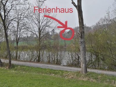 uriges Ferienhaus Aßmus vom Badeweiher aus