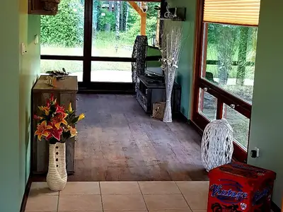 Ein Flur mit Durchblick bis zum Garten
