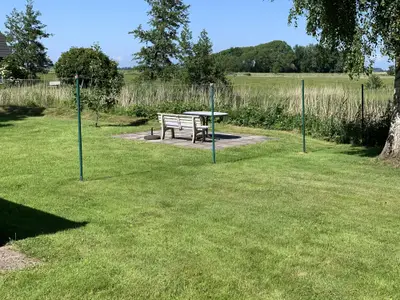 Sitzmöglichkeiten und Wäscheleine