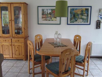 Essplatz mit Blick in die Küche und den Wohnraum. Möglichkeit, zwei Kinderstühle an den Tisch zu stellen
