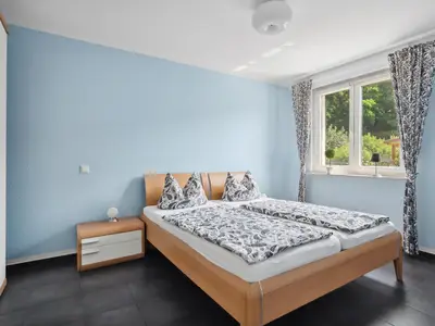 Schlafzimmer 1 mit Doppelbett
