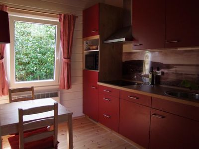 Kochbereich. dasMeerchen® - Cottage am Fjord (moderne Einbauküche und Essecke)