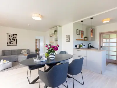Wohnzimmer mit TV-Ecke, Esstisch und Küchenzeile
