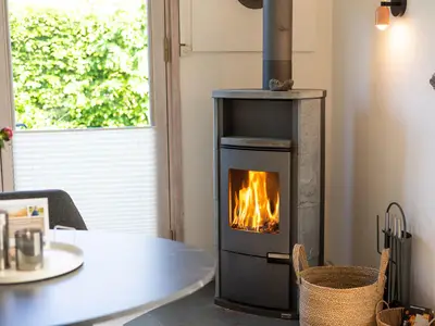 Gemütlicher Ofen im Wohnzimmer