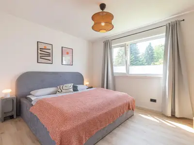 Schlafzimmer mit Doppelbett (180 x 200 cm)