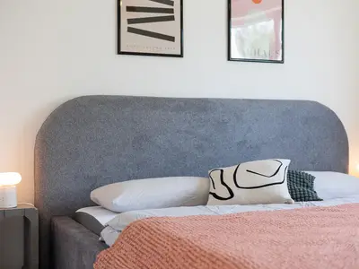 Schlafzimmer mit Doppelbett (180 x 200 cm)