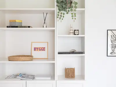 Wohnzimmer mit Spielen, Büchern und Hygge