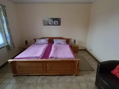 Schlafzimmer mit Doppelbett