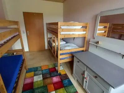 Schlafzimmer mit 2 Etagenbetten