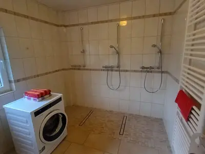 Badezimmer mit zwei Duschen