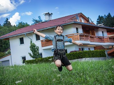 Gabriel beim Hüpfen