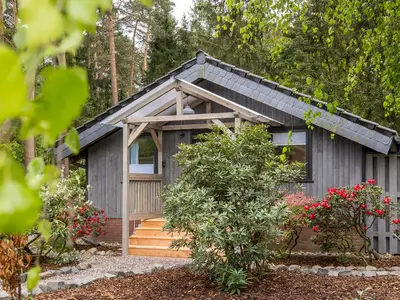 Trä Hus Eingang von der Seite