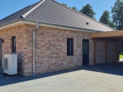 Ferienhaus Vorderansicht mit Carport