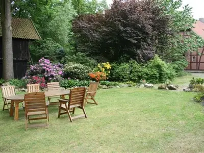 Großer Garten mit vielen Sitzgelegenheiten