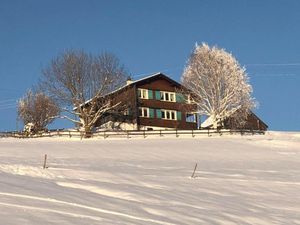 Das Haus von unten gesehen im Winter