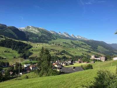 Aussicht an einem Sommertag auf der Terrasse