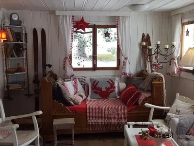 Wohnzimmer mit antikem Kuschelbett