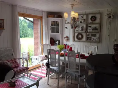 Essbereich mit Panoramafenster. Ausziehbarer Tisch für bis 8 Personen.