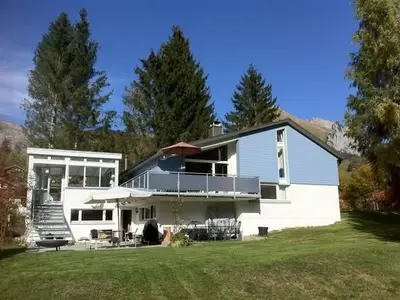 Gegen Süden ausgerichtetes Haus mit unverbauter Aussicht auf die Berge Gegen Süden ausgerichtetes Haus mit unverbauter Aussicht auf die Berge