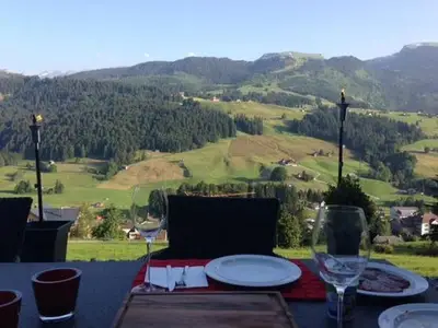 Bereit zum Abendessen auf der Terrasse