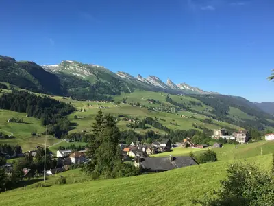 Aussicht an einem Sommertag auf der Terrasse