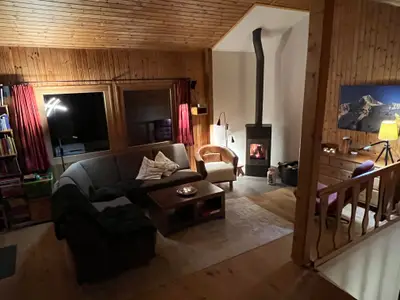 Wohnbereich am Abend mit Holzofen