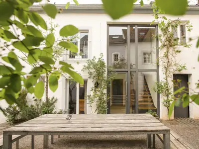 Wildrose Eingang im Innenhof mit Sitzbereich