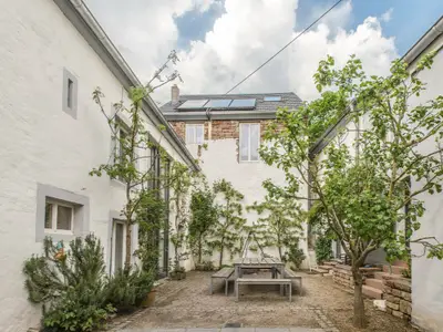 Wildrose Innenhof mit Sitzbereich