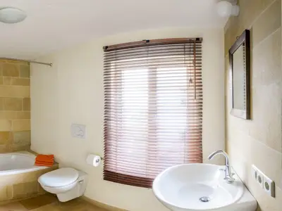 Wildrose Badezimmer mit Badewanne