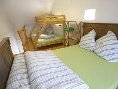 Gänseblümchen Schlafzimmer mit Doppelbett und Etagenbett