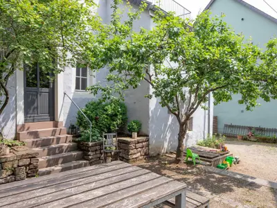 Ehrenpreis Sitzbereich im Innenhof