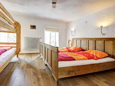 Ehrenpreis Schlafzimmer mit Doppelbett und Etagenbett