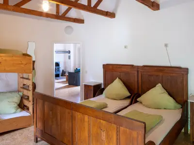 Heublume Schlafzimmer mit Doppelbett und Etagenbett