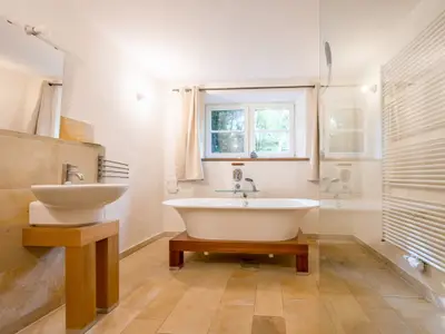 Sonnenblume Badezimmer mit Badewanne