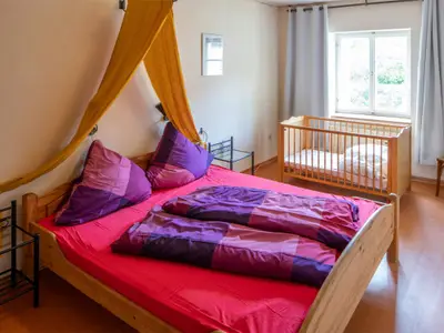 Sonnenblume Schlafzimmer mit Doppelbett und Kinderbett