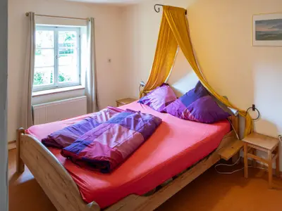 Sonnenblume Schlafzimmer mit Doppelbett