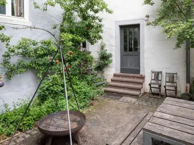 Königskerze Innenhof mit Grillplatz