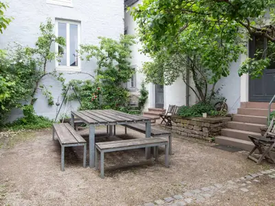 Königskerze Innenhof mit Sitzbereich