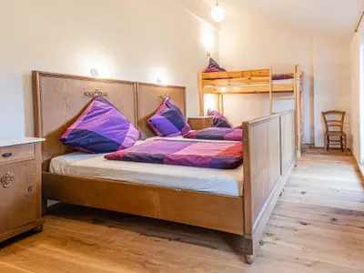 Glockenblume Schlafzimmer mit Doppelbett und Etagenbett