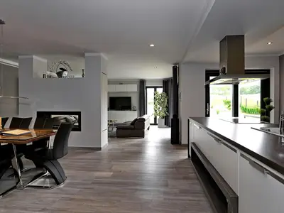 Küche mit Backofen und Spülmaschine