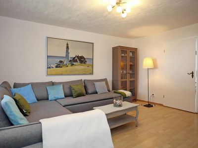 Wohnzimmer mit Ecksofa und Schrank