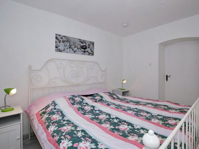 Schlafzimmer m