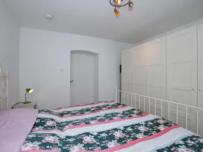 Schlafzimmer mit Kleiderschrank