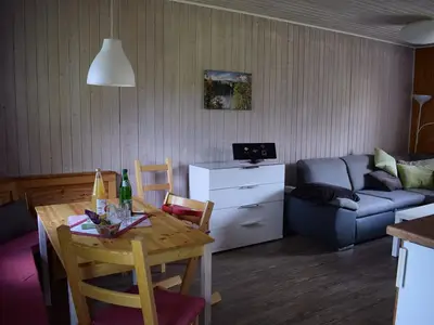 Blick aus der offenen Küche in den Essbereich
