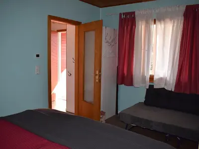 Schlafzimmer mit Klappbett