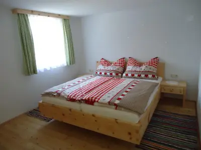 Schlafzimmer mit Zirbenholzmöbel