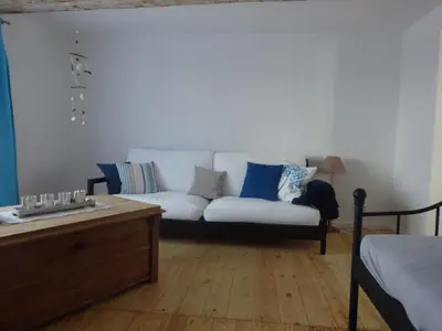 Wohnbereich. Wohnzimmer mit Schlafcouch und Tagesbett