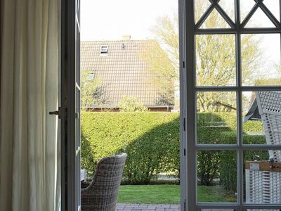 Von dem Wohnbereich aus gelangen Sie direkt auf die wohnungseigene Terrasse mit Strandkorb.