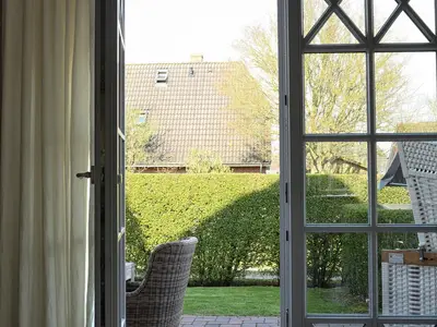 Von dem Wohnbereich aus gelangen Sie direkt auf die wohnungseigene Terrasse.